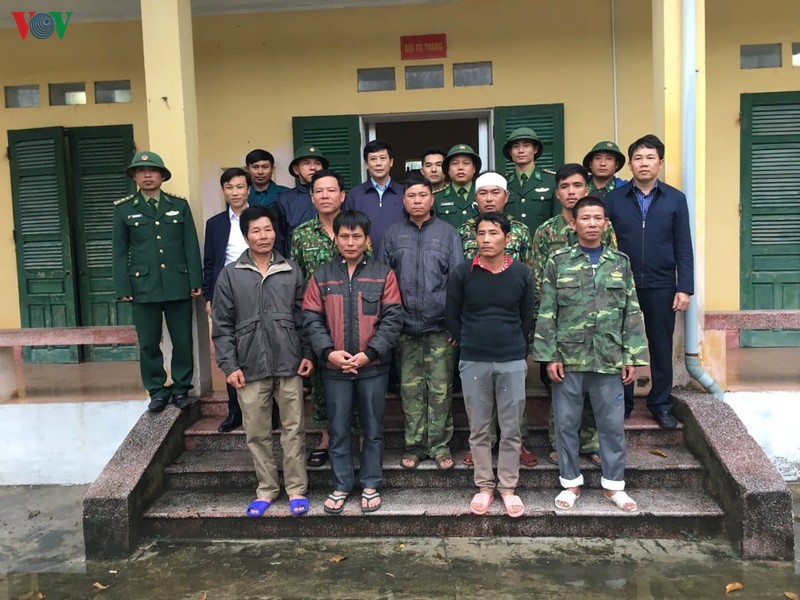 ha tinh cuu vot thanh cong 8 thuyen vien gap nan tren bien hinh 2