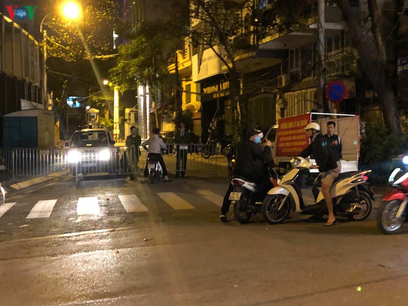 hinh anh: ha noi phong toa pho truc bach vi truong hop nghi nhiem covid-19 hinh 11