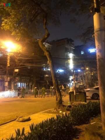 hinh anh: ha noi phong toa pho truc bach vi truong hop nghi nhiem covid-19 hinh 1