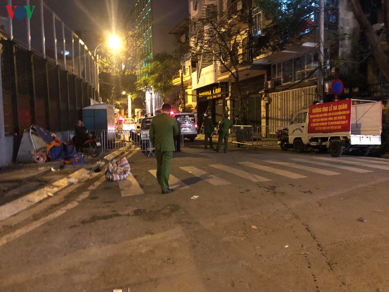 hinh anh: ha noi phong toa pho truc bach vi truong hop nghi nhiem covid-19 hinh 4