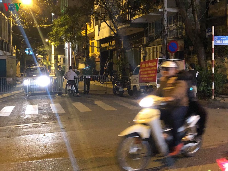 hinh anh: ha noi phong toa pho truc bach vi truong hop nghi nhiem covid-19 hinh 5
