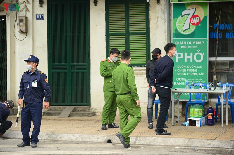 clip: ngan pho truc bach, phun khu khuan noi co ca nhiem covid-19 hinh 3