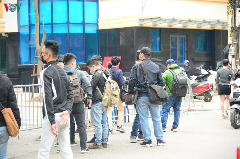 hinh anh: binh chung hoa hoc phun tieu doc khu trung tai pho truc bach hinh 15