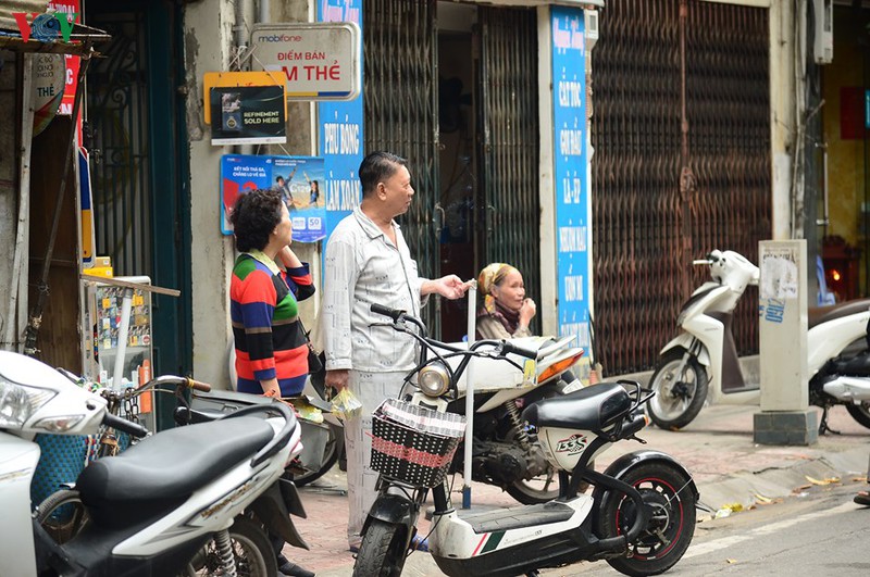 hinh anh: binh chung hoa hoc phun tieu doc khu trung tai pho truc bach hinh 17