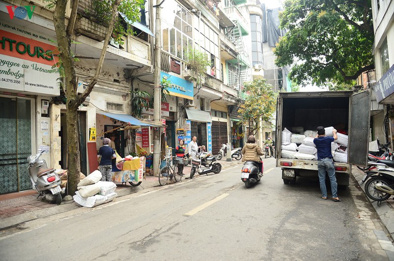 hinh anh: binh chung hoa hoc phun tieu doc khu trung tai pho truc bach hinh 18