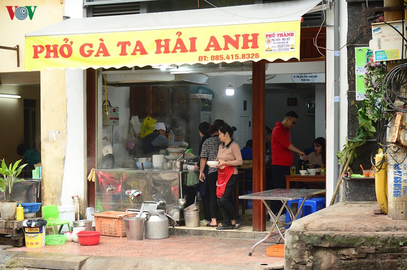 hinh anh: binh chung hoa hoc phun tieu doc khu trung tai pho truc bach hinh 19