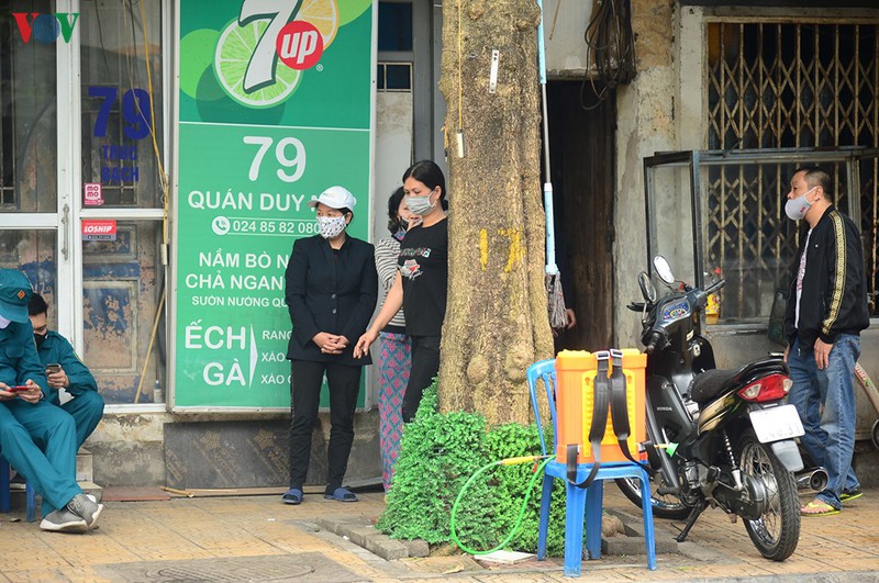 hinh anh: binh chung hoa hoc phun tieu doc khu trung tai pho truc bach hinh 20