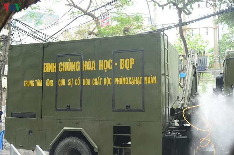 hinh anh: binh chung hoa hoc phun tieu doc khu trung tai pho truc bach hinh 6