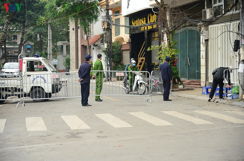hinh anh: binh chung hoa hoc phun tieu doc khu trung tai pho truc bach hinh 7