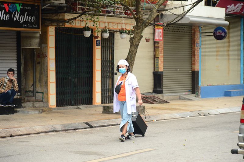hinh anh: binh chung hoa hoc phun tieu doc khu trung tai pho truc bach hinh 9