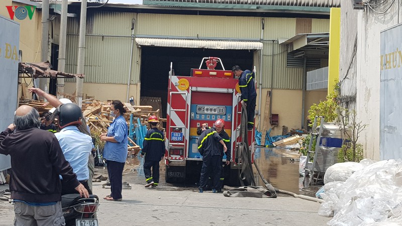  kho xuong boc chay ngun ngut trong khu dan cu tai tphcm hinh 1