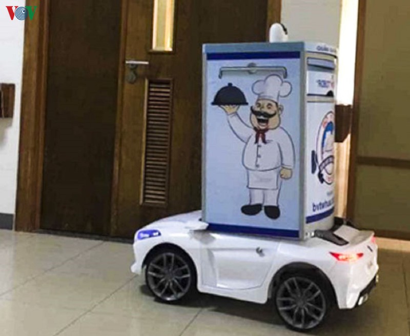 thua thien hue: robot phuc vu benh nhan phong chong dich covid-19 hinh 1