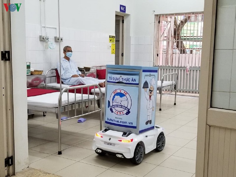 thua thien hue: robot phuc vu benh nhan phong chong dich covid-19 hinh 2