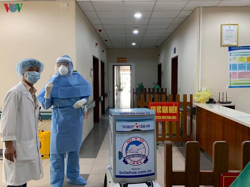 thua thien hue: robot phuc vu benh nhan phong chong dich covid-19 hinh 3