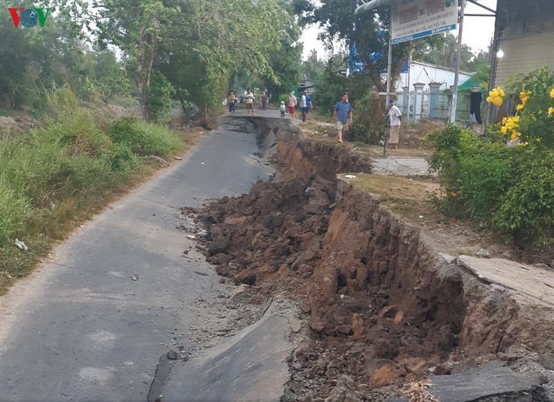 duong o ca mau sut lun keo theo 3 xe may va 5 nguoi roi xuong hinh 1