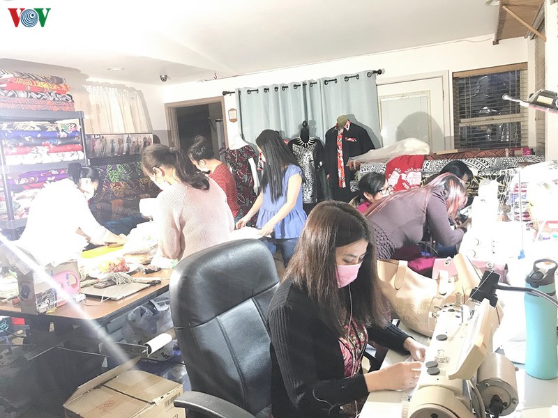 nguoi viet o my may khau trang tang cac benh vien phong chong covid-19 hinh 1