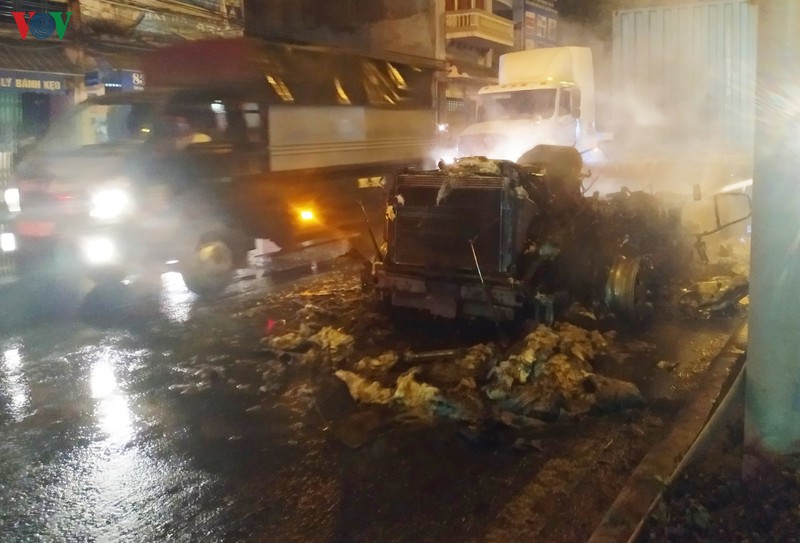 xe dau keo xe container boc chay du doi o hai phong hinh 2