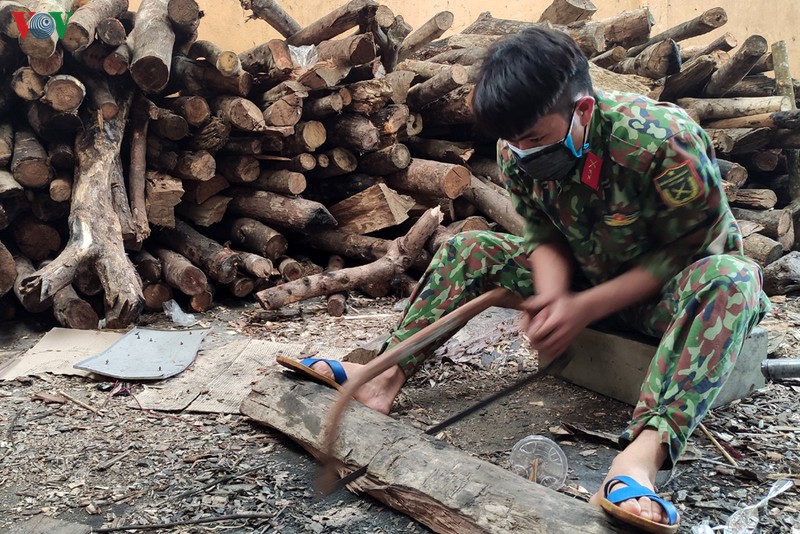 anh: tinh quan dan gan ket giua mua dich covid-19 hinh 4