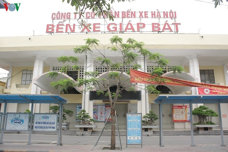 anh: ben xe o ha noi khong mot bong nguoi ngay dau thuc hien cach ly xa hoi hinh 2