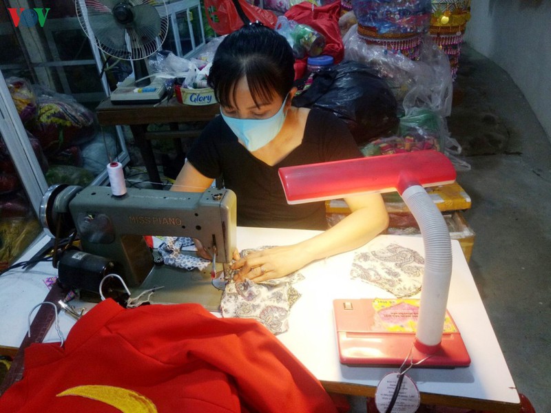 phu nu yen bai cap toc may 100.000 khau trang vai phat mien phi hinh 2