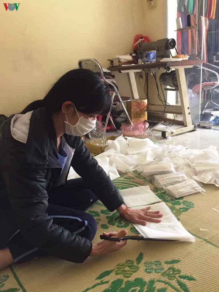 phu nu yen bai cap toc may 100.000 khau trang vai phat mien phi hinh 3