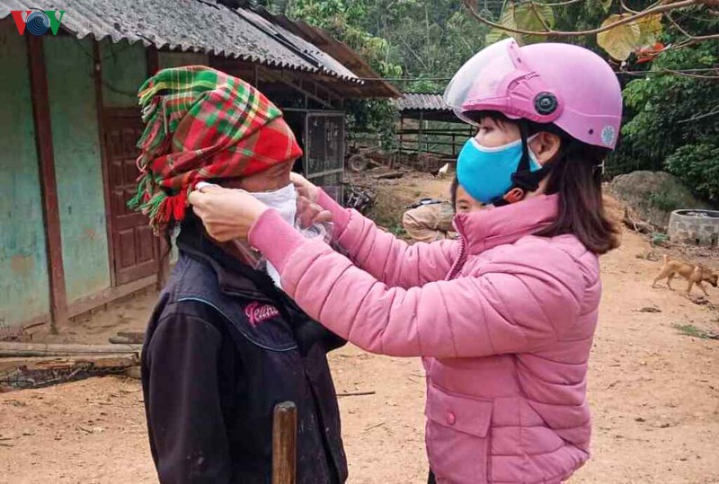 phu nu yen bai cap toc may 100.000 khau trang vai phat mien phi hinh 4