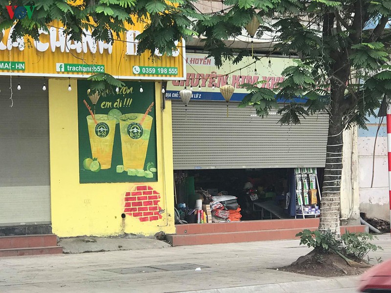 anh: nha nghi, cua hang khong thiet yeu o phuong hoang van thu (ha noi) van mo cua hinh 11