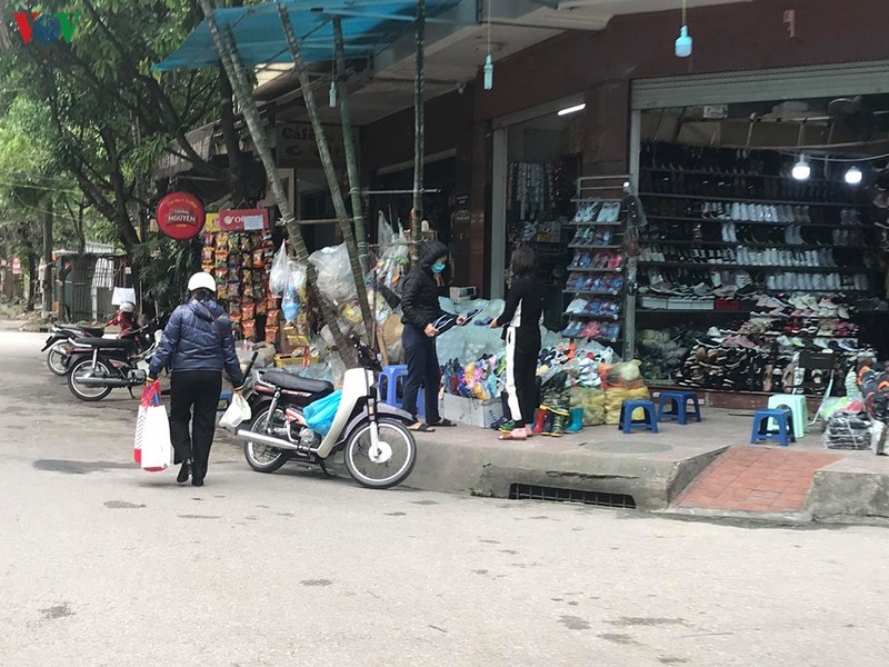 anh: nha nghi, cua hang khong thiet yeu o phuong hoang van thu (ha noi) van mo cua hinh 2