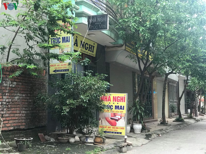 anh: nha nghi, cua hang khong thiet yeu o phuong hoang van thu (ha noi) van mo cua hinh 7