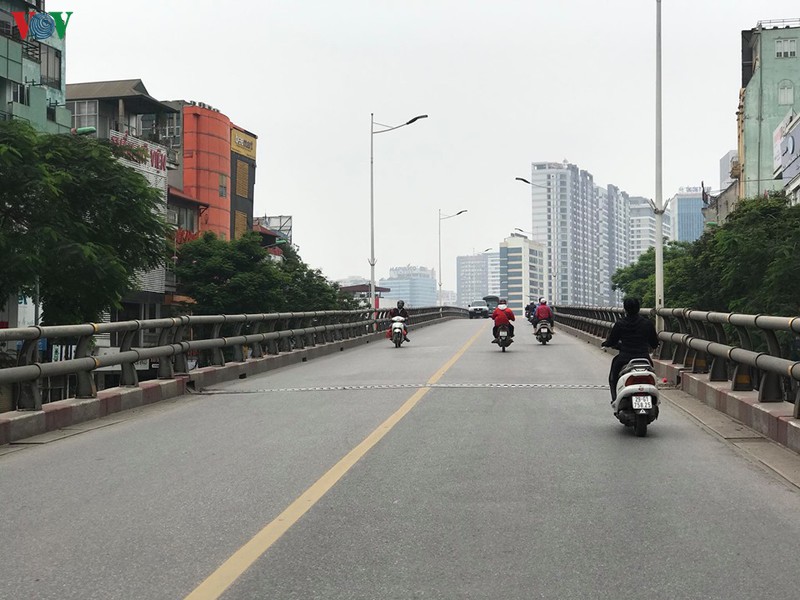 anh: nhhung cay cau o ha noi "thanh thoi" trong dot gian cach xa hoi hinh 19