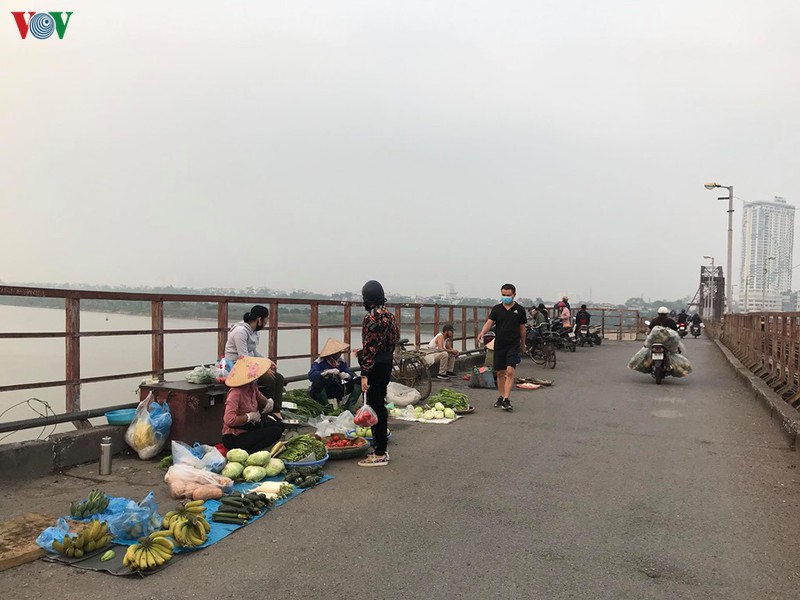anh: nhhung cay cau o ha noi "thanh thoi" trong dot gian cach xa hoi hinh 6