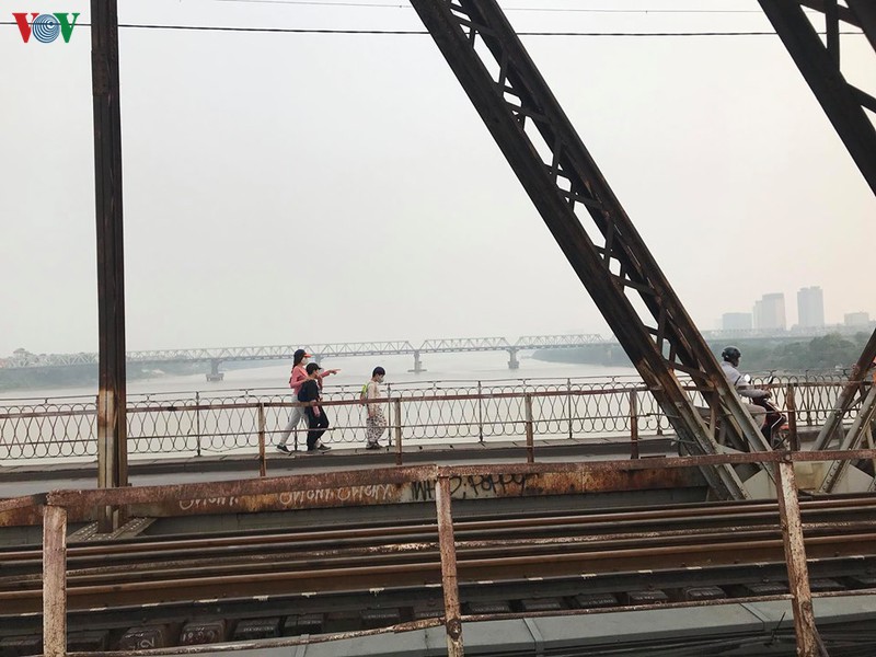 anh: nhhung cay cau o ha noi "thanh thoi" trong dot gian cach xa hoi hinh 9