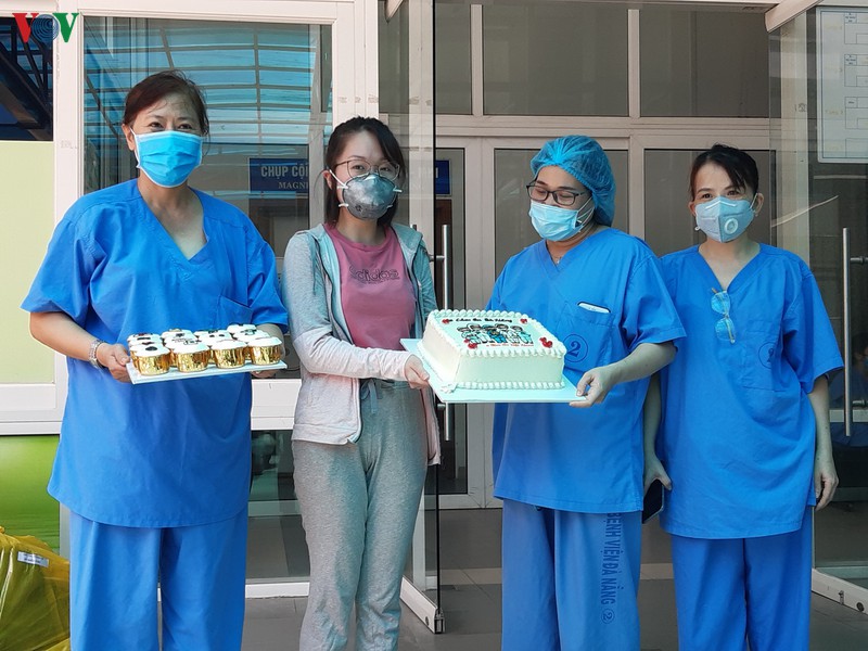 sau chua benh, bac si benh vien da nang di cach ly trong yeu thuong hinh 2