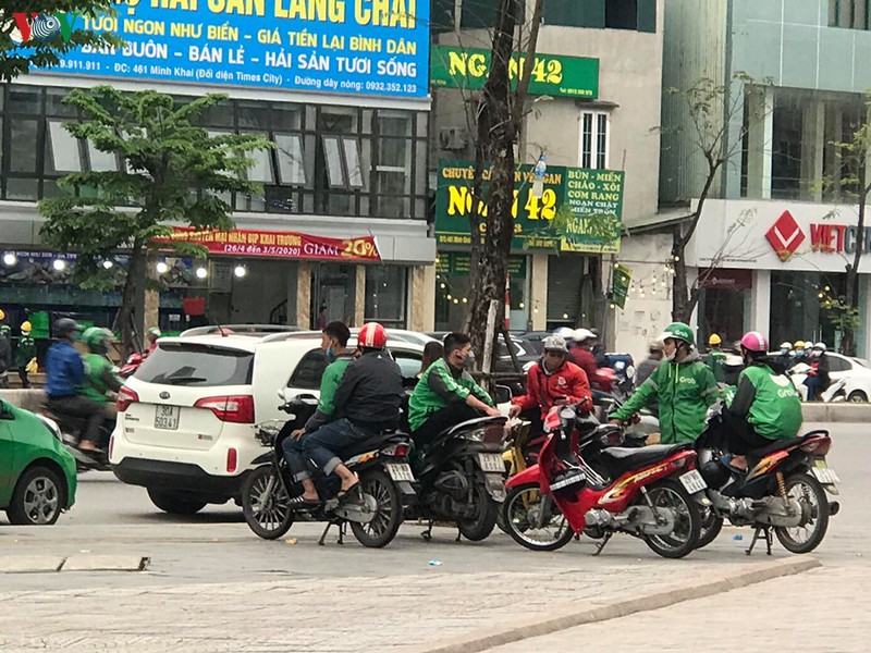 lai xe taxi, xe om cong nghe khau trang kin mit "xuong duong" sau cach ly hinh 11