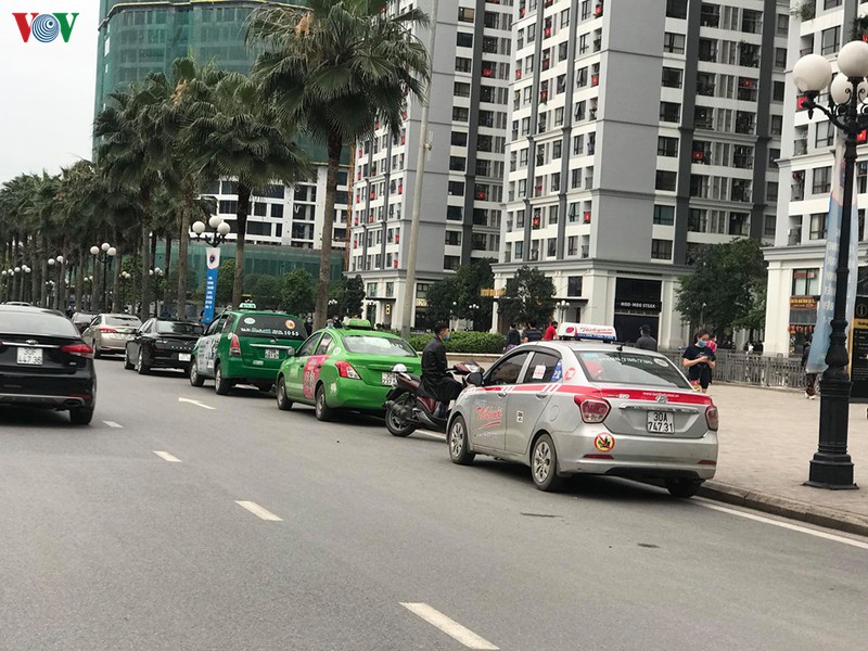 lai xe taxi, xe om cong nghe khau trang kin mit "xuong duong" sau cach ly hinh 12