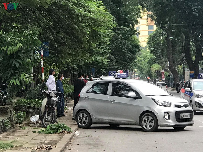 lai xe taxi, xe om cong nghe khau trang kin mit "xuong duong" sau cach ly hinh 14