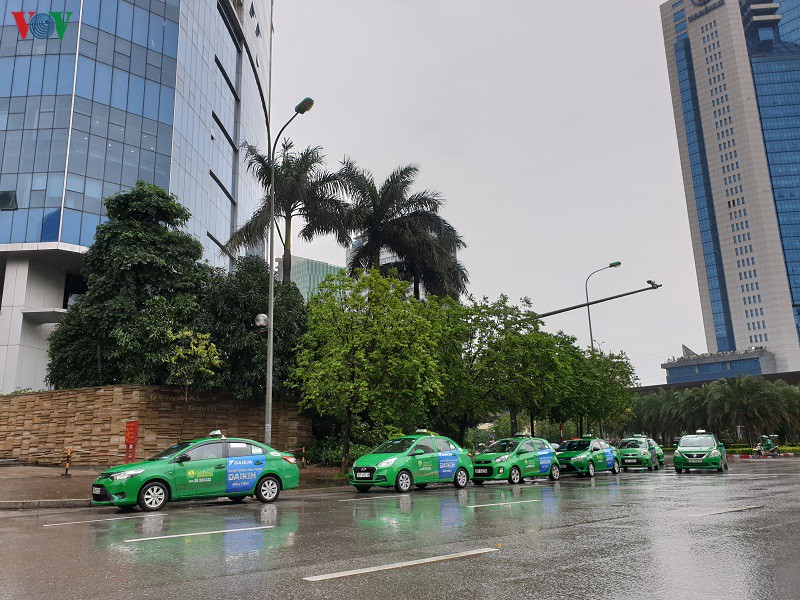 lai xe taxi, xe om cong nghe khau trang kin mit "xuong duong" sau cach ly hinh 2