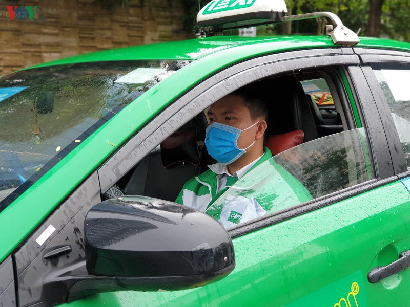 lai xe taxi, xe om cong nghe khau trang kin mit "xuong duong" sau cach ly hinh 7