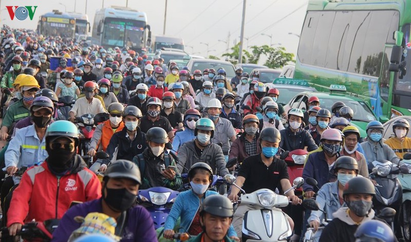 tphcm: cua ngo vao khu vuc ben xe mien dong un tac nghiem trong hinh 2