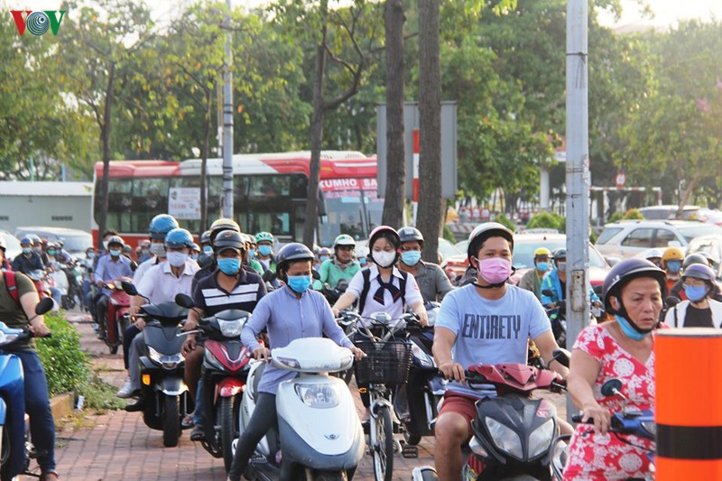 tphcm: cua ngo vao khu vuc ben xe mien dong un tac nghiem trong hinh 3