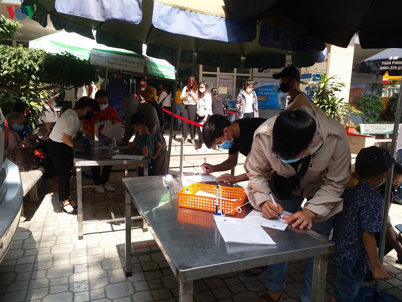 benh nhan di kham dong, nhieu benh vien gan nhu "vo tran" hinh 1