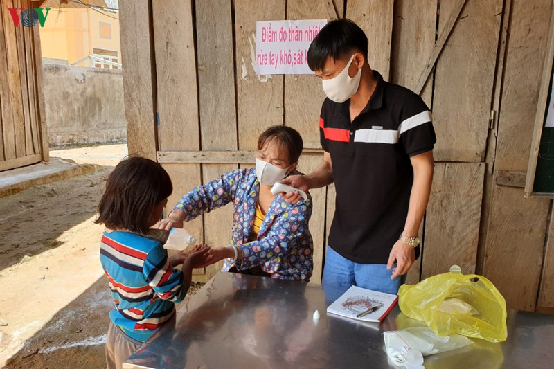 lai chau xuong ban, go cua tung nha van dong hoc sinh tro lai lop hinh 2