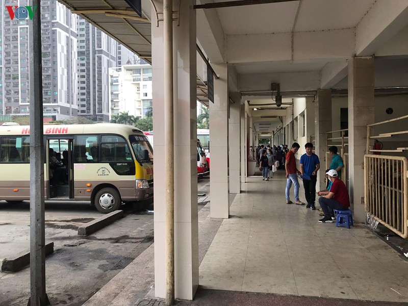 anh: xe buyt, xe khach lien tinh o ha noi van diu hiu du het cach ly xa hoi hinh 4