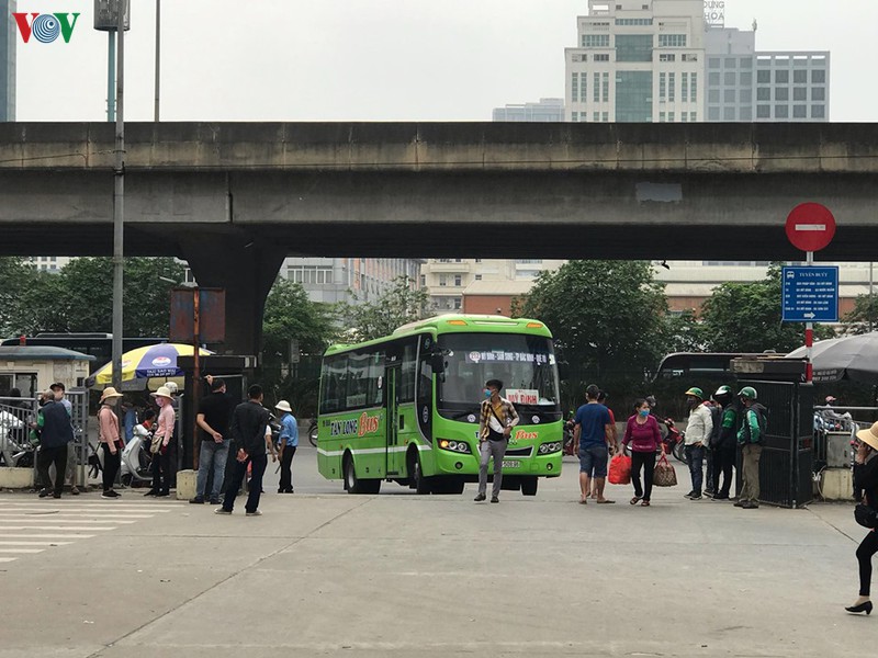 anh: xe buyt, xe khach lien tinh o ha noi van diu hiu du het cach ly xa hoi hinh 14