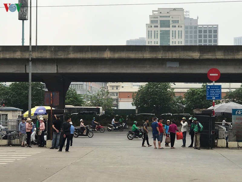 anh: xe buyt, xe khach lien tinh o ha noi van diu hiu du het cach ly xa hoi hinh 15