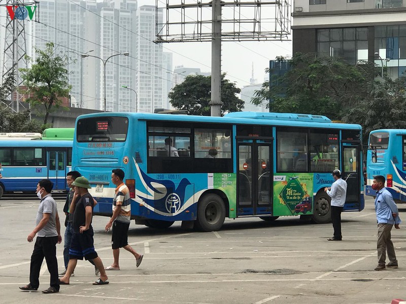 anh: xe buyt, xe khach lien tinh o ha noi van diu hiu du het cach ly xa hoi hinh 17