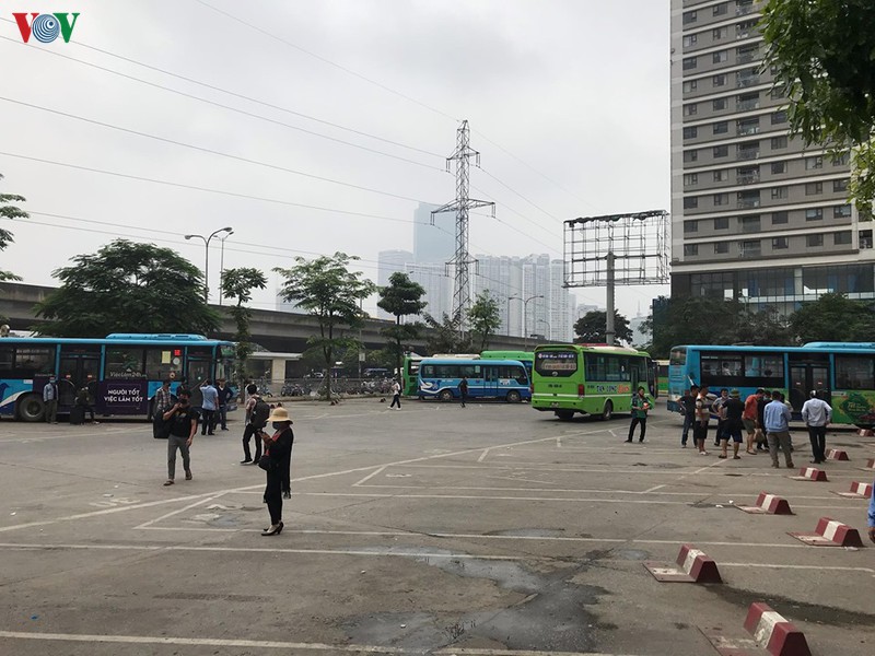 anh: xe buyt, xe khach lien tinh o ha noi van diu hiu du het cach ly xa hoi hinh 18