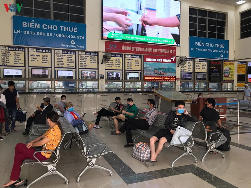 anh: xe buyt, xe khach lien tinh o ha noi van diu hiu du het cach ly xa hoi hinh 3