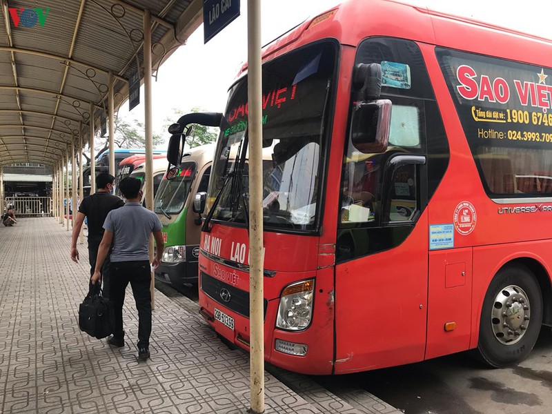 anh: xe buyt, xe khach lien tinh o ha noi van diu hiu du het cach ly xa hoi hinh 7