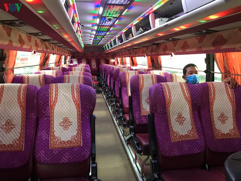 anh: xe buyt, xe khach lien tinh o ha noi van diu hiu du het cach ly xa hoi hinh 9
